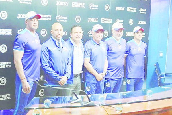 Presenta Cruz Azul a Tuca Ferretti como su entrenador