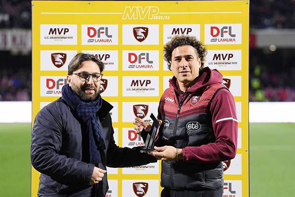 Premian a Ochoa como el mejor del Salernitana en enero