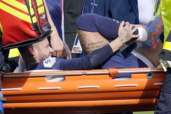 Sufre Neymar esguince en tobillo con lesiones en ligamentos