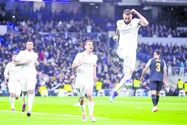 Benzema hace doblete y Real Madrid golea al Elche