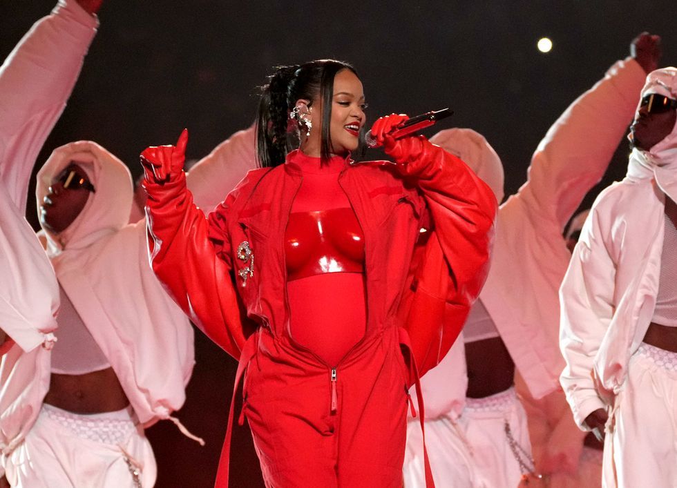 Rihanna anuncia su segundo embarazo durante su actuación en la Super Bowl 2023