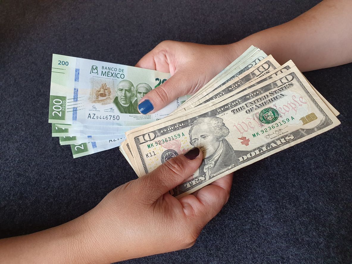 Peso regresa del puente con ganancia frente al dólar… pero sin bajar de las 19 unidades