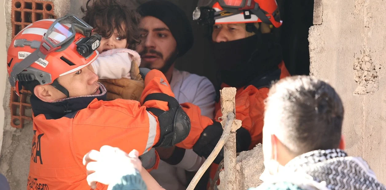Terremoto en Turquía: el milagroso rescate de dos hermanitos que estuvieron sepultados entre los escombros durante 84 horas