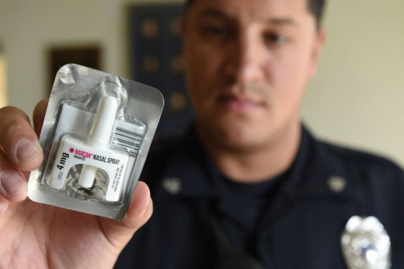 Cómo actúa el Narcan, el primer medicamento sin receta aprobado en EE.UU. para combatir la crisis de sobredosis