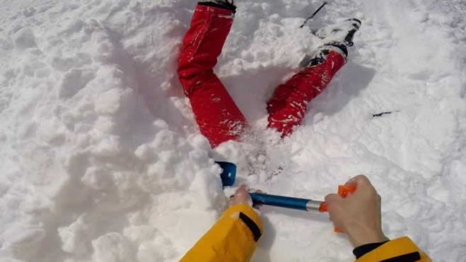 Dramático rescate de un esquiador, atrapado en un pozo de nieve, en Estados Unidos