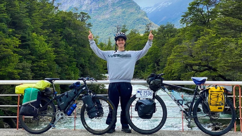 Adolescente viajó en bicicleta de Alaska a Argentina