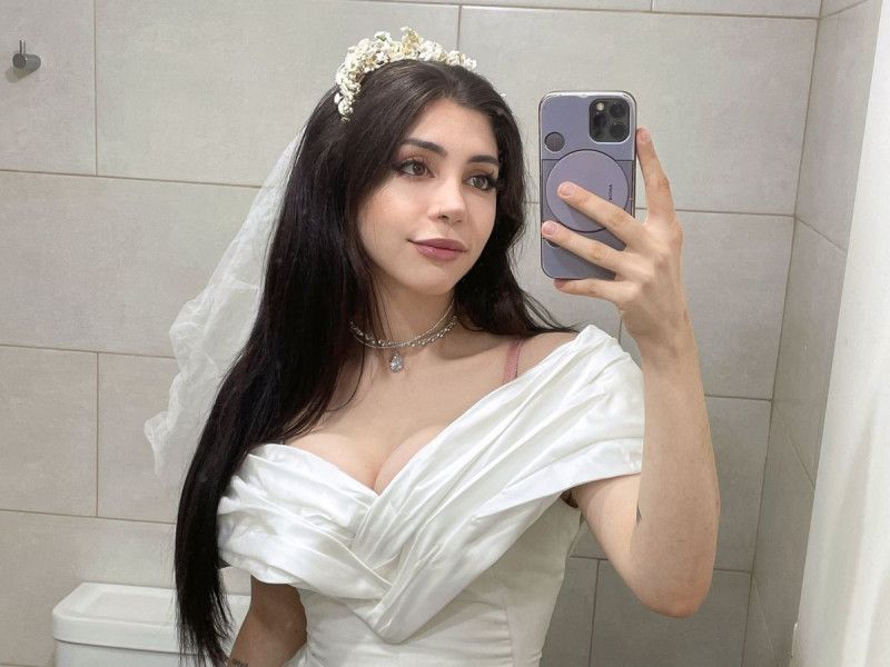 Guapa influencer se casa consigo misma y anuncia su divorcio al día siguiente