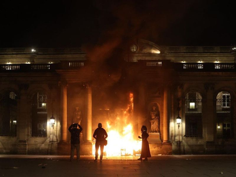 Incendian el ayuntamiento de Burdeos, contra la reforma de las pensiones
