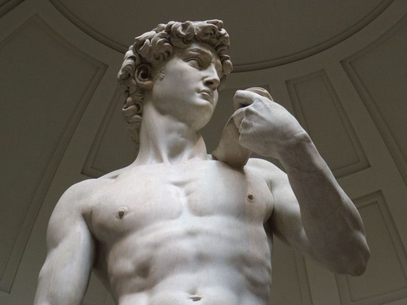 Despiden a maestra por enseñar sobre el ‘David’ de Miguel Ángel; la acusan de promover «desnudos»