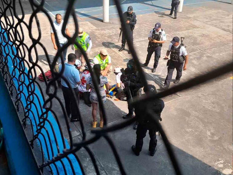 Niño víctima de bullying se arroja de un segundo piso en escuela de Veracruz