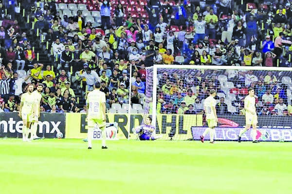 Quita Pachuca invicto al América con una goleada