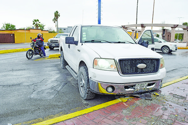 Estrella su camioneta en medio de la lluvia