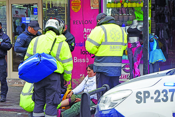 Derrapa motociclista y sufre de contusiones
