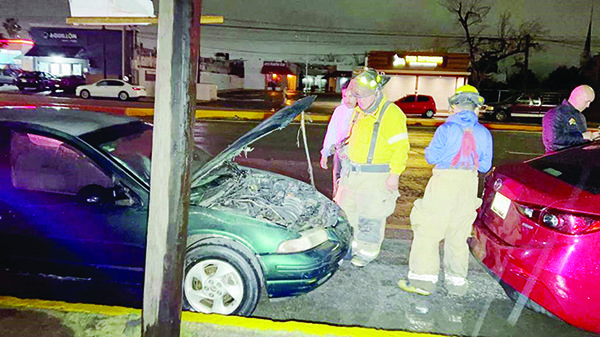 Por cortocircuito arde automóvil