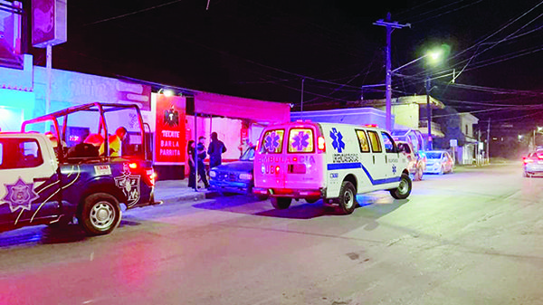 Va hombre a cantina para golpear a mujer