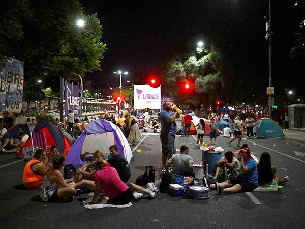 Protestan en Buenos Aires por cortes de luz en plena ola de calor