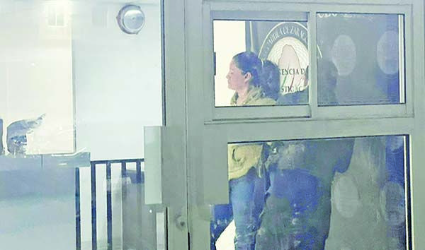 Rescata madre a hija tras percance