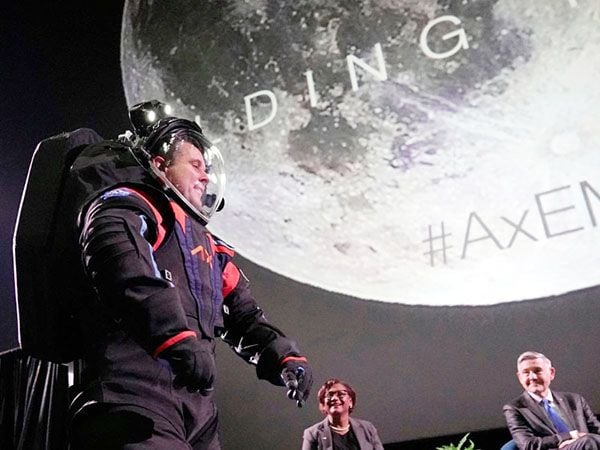 NASA presenta traje espacial