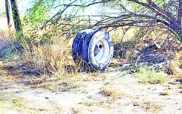 Salen disparadas llantas a tráiler; impacta unidad