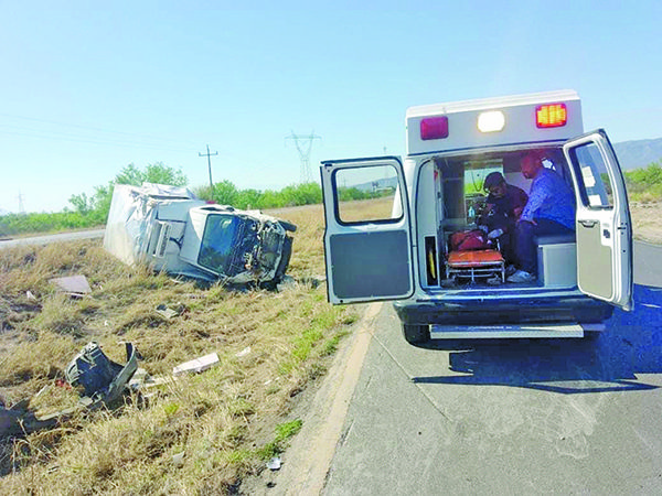 Aparatosa volcadura deja daños y 1 herido