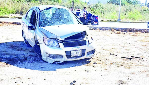 Sobrevive maestra a aparatosa volcadura