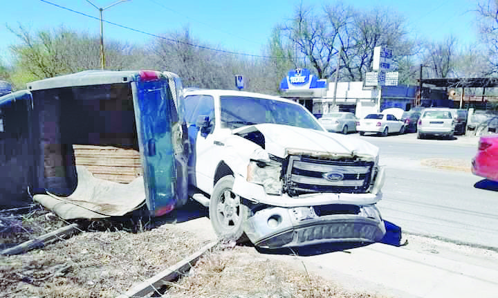 Vuelca en pleno bulevar Juárez