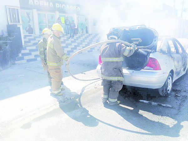 Fuego consume auto