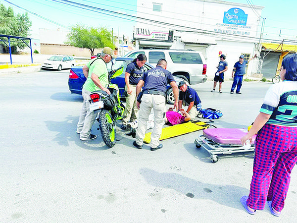 Motociclista lesionado al impactar camioneta