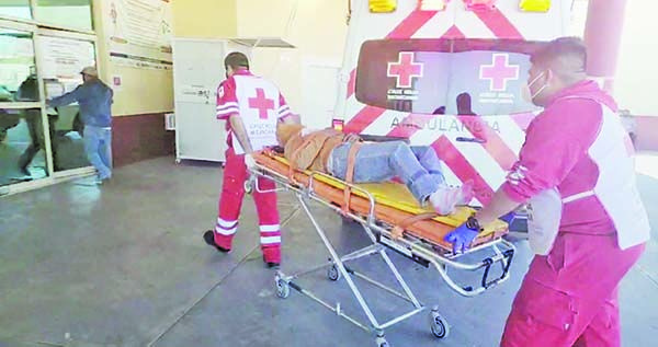 Sufre trabajador aparatosa caída