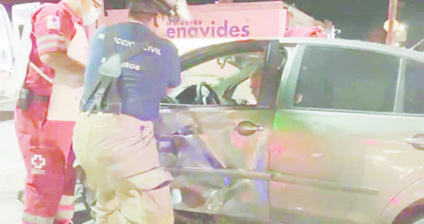 Ebrio queda prensado tras provocar fuerte accidente