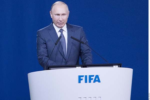 Va Putin a Mariúpol; critica Ucrania visita