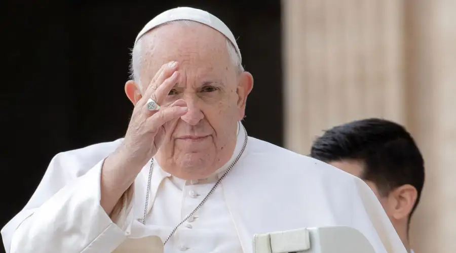El papa Francisco fue hospitalizado por problema respiratorio y enciende alerta