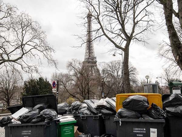 ‘Montañas’ de basura opacan el brillo de París