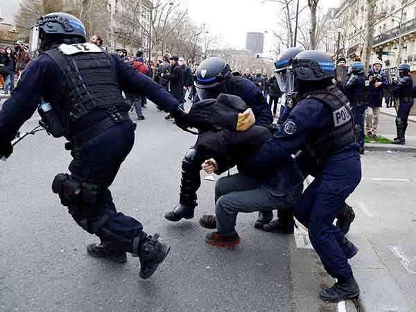 Brutal pelea entre policías y manifestantes de París