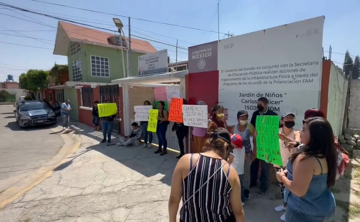 «Apagaba la luz y las tocaba»: niñas señalan a «monstruo» en preescolar de Tultitlán; padres acusan abuso sexual
