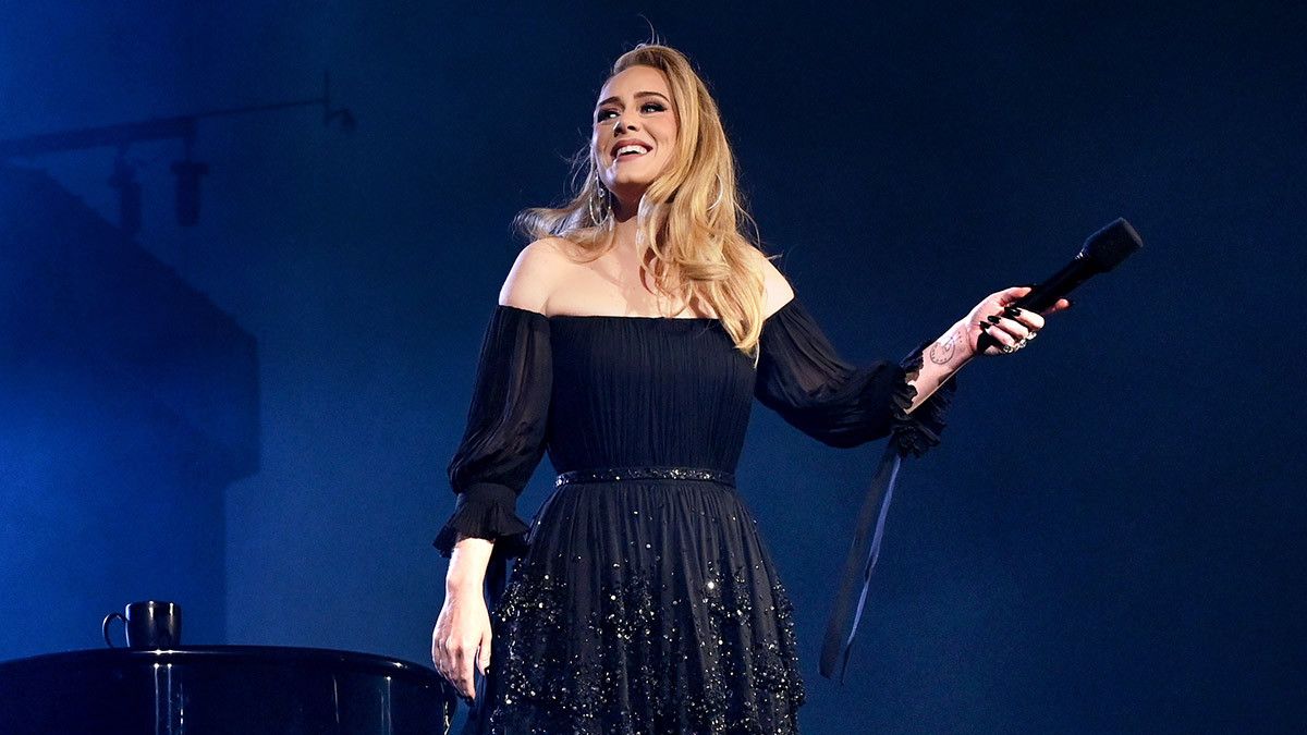 VIDEO: Fan le da Dr. Simi a Adele en Las Vegas; “sé lo que es”, responde la cantante
