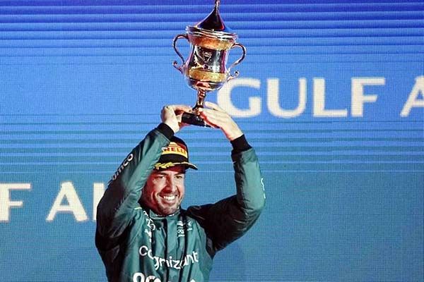 Alonso y Aston Martin asombran en el primer acto de la F1