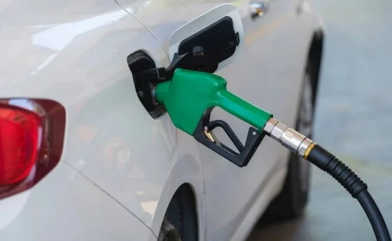Mañana o noche? Cuándo es mejor ponerle gasolina al auto