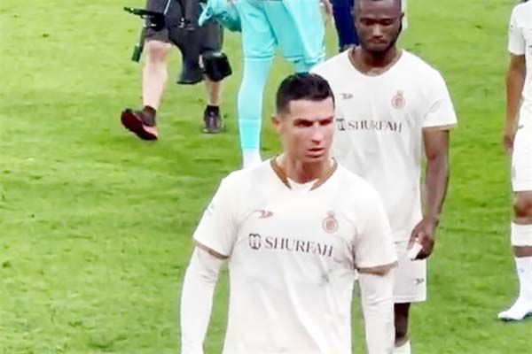 Hace berrinche CR7 y la afición le grita Messi