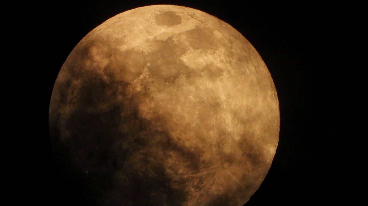 VIDEO: captan el poderoso impacto que dejó un meteorito al estrellarse contra la Luna