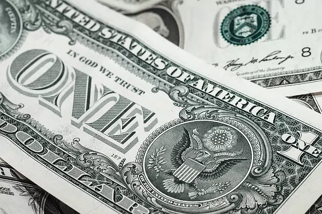 Peso avanza y se acerca cada vez más a las 18.00 unidades por dólar
