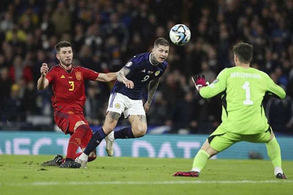 Sorprende Escocia a España con triunfo en casa