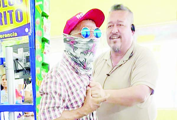 Intenta robarse niña de tienda
