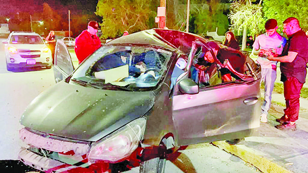 Aparatosa volcadura en la avenida Suzzane Lou