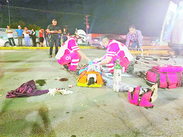 Lo embiste automóvil; sufre graves lesiones