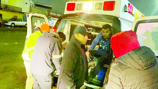 Derriba a motociclista conductor de sedán