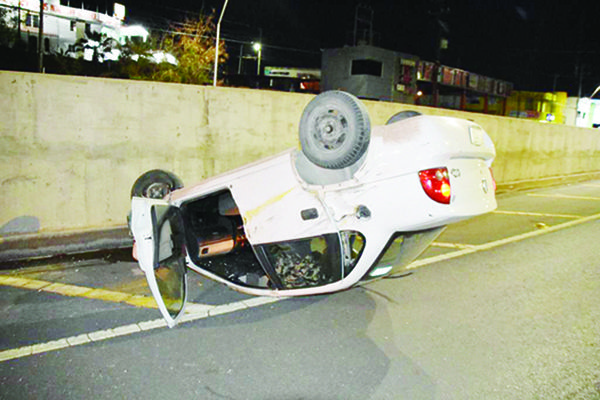 Vuelca conductor en pleno boulevard