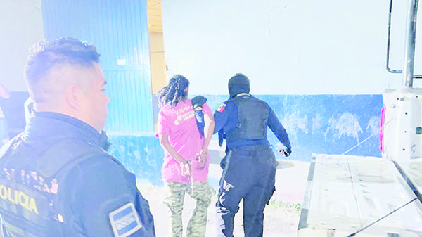 Amenaza mujer con navaja a menores