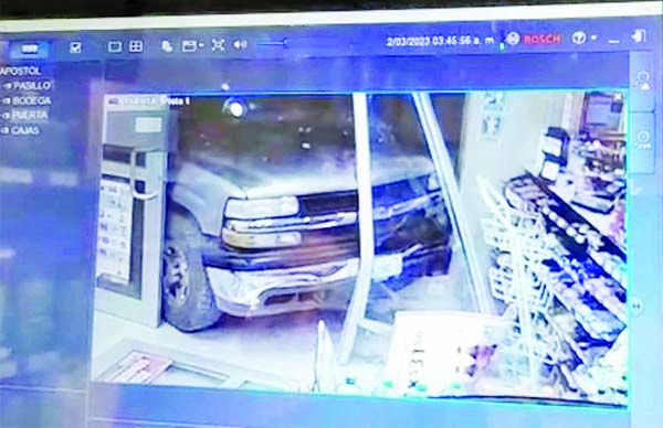 Impacta tienda y abandona troca