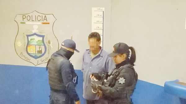 Hombre roba auto y golpea a esposa